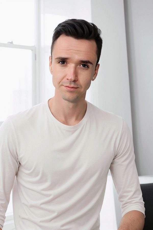 Philipp Keller – Web Creator für Online-Marketing und Persönlichkeitsentwicklung, auf hellem Hintergrund